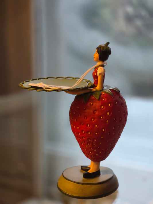 Zauberhafte Dekofigur Blumen-Mädchen Erdbeere zum stellen